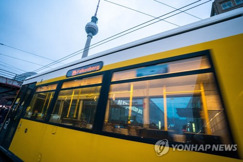 코로나19 봉쇄 강화 영향으로 텅 빈 채 운행되는 베를린의 트램(베를린 EPA=연합뉴스)   16일(현지시간) 아침 출근 시간대를 맞은 독일 수도 베를린의 알렉산데르츠플라츠 지하철역 부근에서 트램이 거의 텅 빈 채로 운행하고 있다. 독일은 이날부터 내달 10일까지 대부분의 상점과 학교를 닫는 등 봉쇄를 강화하기로 했다.